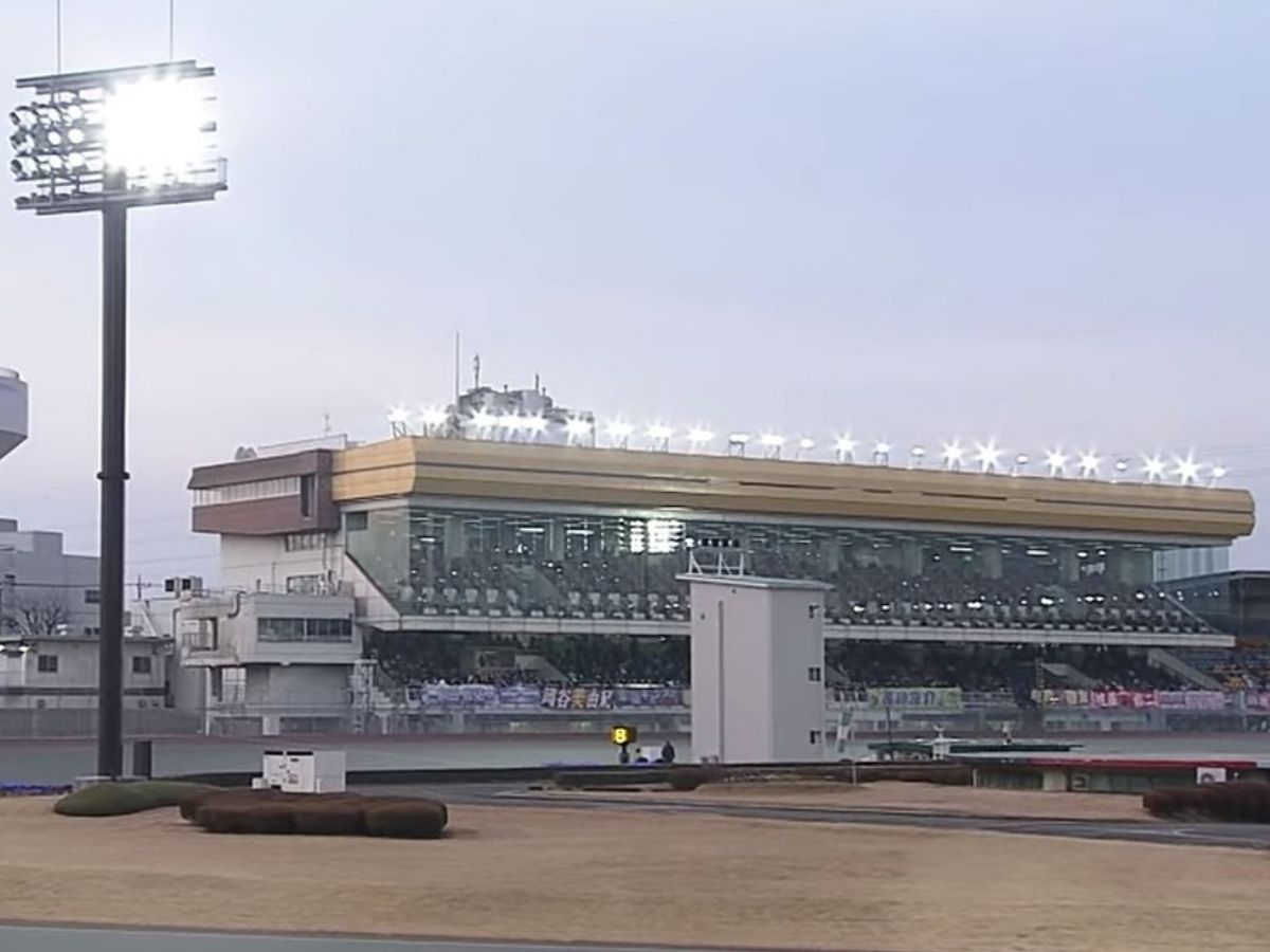 飯塚オートレース場攻略2026|走路特徴と夜間レース必勝の秘訣